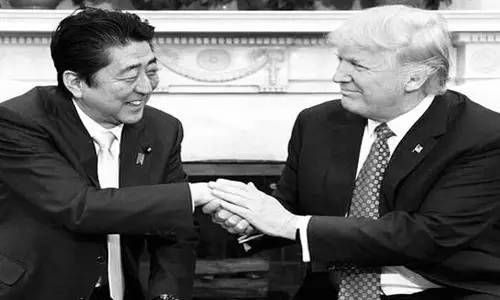 本來來訪者還應包括墨西哥總統(tǒng)培尼亞·涅托的。但特朗普簽署行政令稱要在美國和墨西哥之間建墻，還要向墨西哥出口到美國的商品加征20%關稅的行為惹怒了墨西哥人。