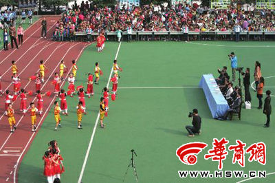 昨日，部分學(xué)生演員身著短袖短褲在表演節(jié)目 本報(bào)記者張欣攝