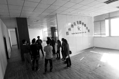 曾經(jīng)看似正規(guī)且豪華的公司，如今空空如也，只剩進(jìn)門處的公司名稱還赫然在目