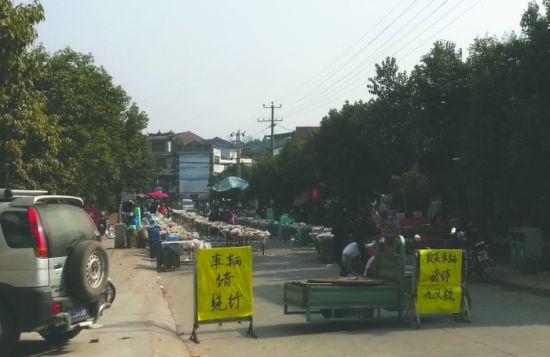 簡陽董家埂鄉(xiāng)，主干道被占道擺酒席