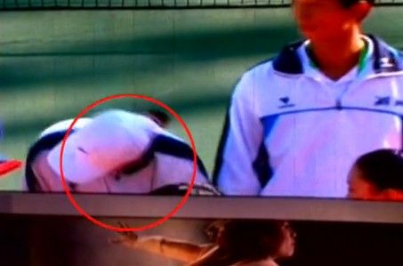 網(wǎng)友曝李娜九運(yùn)會領(lǐng)獎臺上疑被當(dāng)眾扇耳光(圖)