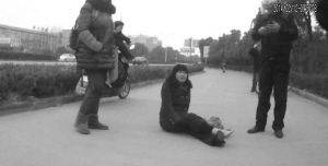 鄭大姐坐在地上，警方趕到進(jìn)行施救。（視頻截圖由警方提供）