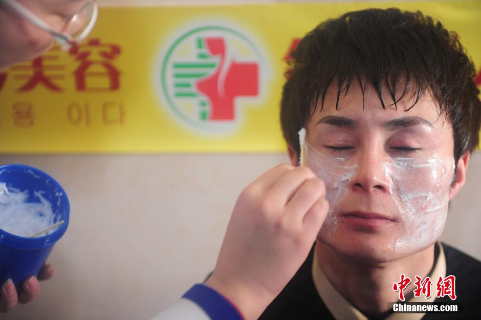 安徽小伙欲整形成“雷鋒” 安徽小伙欲整形成“雷鋒”