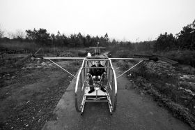 3月12日，汨羅白塘鄉(xiāng)趕洲村，李厚勝坐在他的“魚鷹直升機(jī)”上。圖/記者謝長(zhǎng)貴