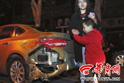 豐慶路226號的足浴店起火殃及樓下車輛，一個車主將車搶救出來后仍驚魂未定