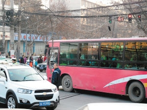 一個多小時，除了短暫的休息，郭師傅一直在車流中舉著木棍 圖片由市民孫先生提供