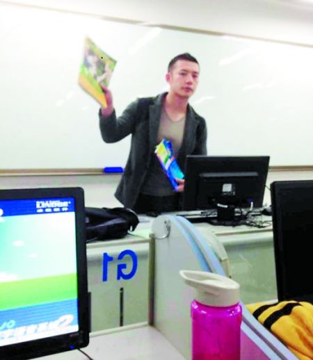 讓甘麟翰爆紅的，就是這張商學(xué)院大一學(xué)生在課堂上拍攝的照片。