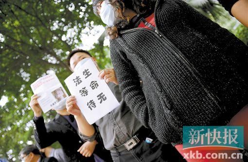 　　■昨日，數(shù)十位二胎準媽媽和家屬來到省衛(wèi)計委門前，希望廣東二胎政策盡早出臺。新快報記者 孫毅/攝