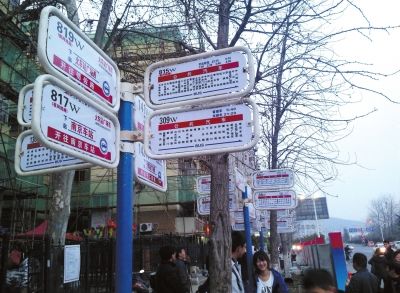 3月16日，江蘇省南京市，眾多乘客在“火車站廣場東”站臺候車。圖/東方IC