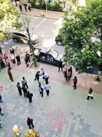 市民提供給賀偉的事發(fā)時雙方?jīng)_突照片。