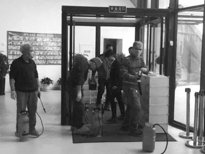 相關人員正在對園區(qū)消毒。讀者供圖