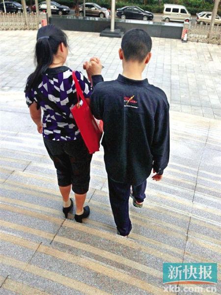 李星兒與媽媽蔣女士牽手走出法院。 新快報記者 張國鋒/攝