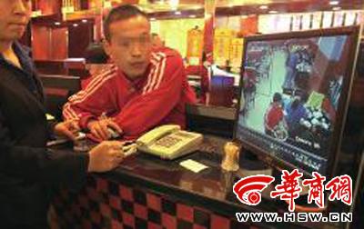 昨日，李女士展示從火鍋店抱回的火鍋，內(nèi)有濕巾