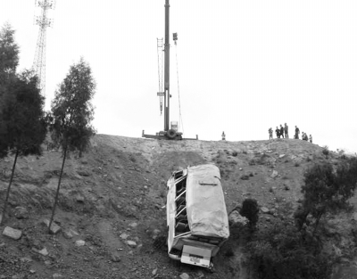 四川19名學(xué)生當(dāng)群眾演員拍戲 歸途中乘車(chē)墜坡 四川19名學(xué)生當(dāng)群眾演員拍戲 歸途中乘車(chē)墜坡