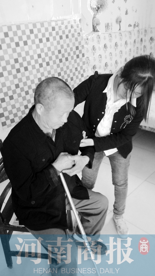 為了方便照顧爸爸，曾現(xiàn)春在學(xué)校旁邊租了一間房子