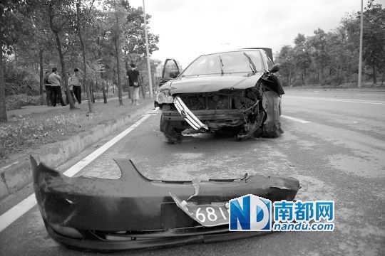 男子搶的比亞迪轎車車頭損毀嚴(yán)重。