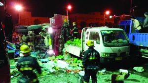 渣土車側(cè)翻在地，現(xiàn)場(chǎng)一片狼藉