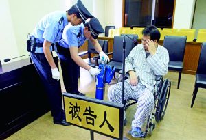 被告人李萬勇因病吸氧受審。首席攝影記者 吳寧/攝