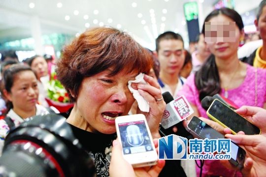 昨日，被拐25年的翁女士(粉紅色衣服者)與生母在深圳機(jī)場(chǎng)見面。