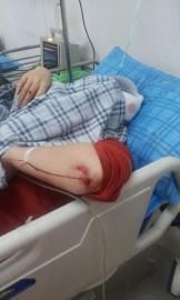 砸窗當(dāng)事人胡女士在醫(yī)院接受治療。