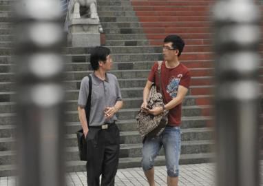 駱嘉文的父親一直陪同。