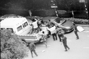 沖突現(xiàn)場(chǎng)，協(xié)管員揮拳打向女商販 視頻截圖