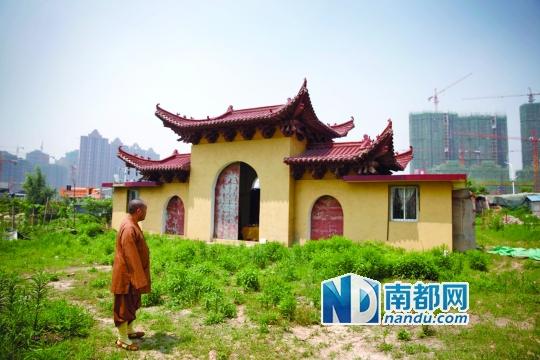 十里古寺2008年被拆,現(xiàn)在只剩下一個(gè)廟門。南都記者 陳志剛 攝