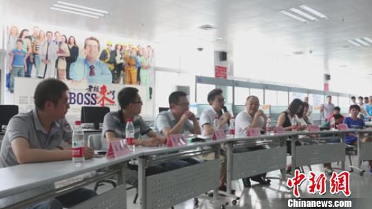 　招聘會現(xiàn)場，用人單位老板一字排開，與求職者面對面交流　李超慶　攝