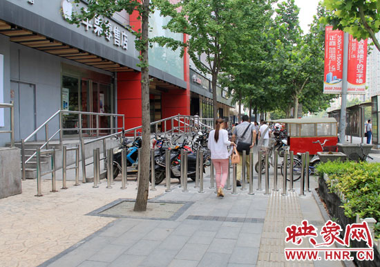 圖中道路左側(cè)的無障礙通道被鋼管隔離,右側(cè)的盲道也被侵占。