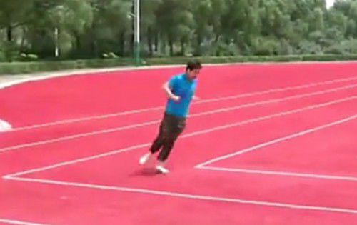 黑龍江一體育場建跑道修成直角彎 為應付領(lǐng)導檢查