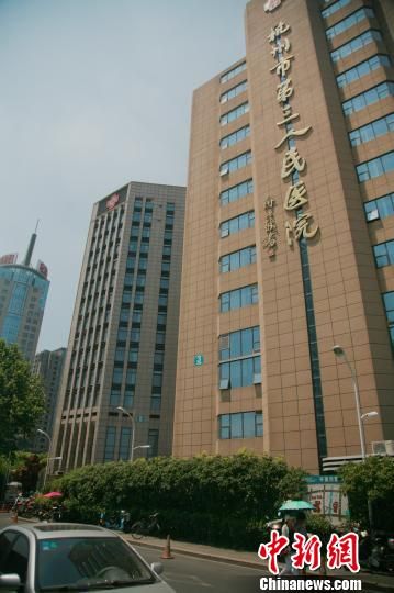 事發(fā)的醫(yī)院門口。 李晨韻 攝