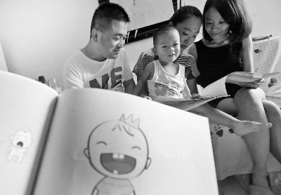 北京一對(duì)夫妻自制寶寶斷奶“神書(shū)”被網(wǎng)友點(diǎn)贊 北京一對(duì)夫妻自制寶寶斷奶“神書(shū)”被網(wǎng)友點(diǎn)贊