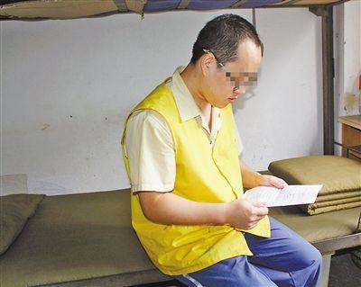 昨天，張文兵在看家書。 記者 鐘耕軍 攝