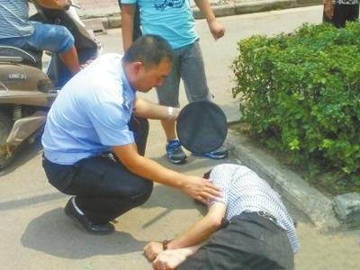 民警用警帽為醉倒男子扇風(fēng)遮陽(yáng)走紅網(wǎng)絡(luò)(圖)