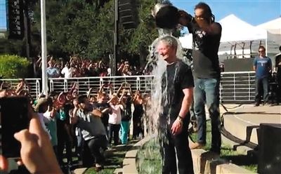 蘋(píng)果CEO蒂姆·庫(kù)克在自己公司的內(nèi)部活動(dòng)上，讓自己來(lái)了個(gè)透心涼。邀請(qǐng)庫(kù)克參加游戲的是他的下屬、蘋(píng)果高級(jí)副總裁菲爾·席勒。