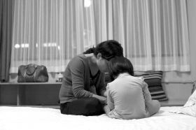 8月19日晚，河北石家莊市，多多的媽媽在酒店里安撫著孩子，3歲的多多一直在吵著要回家，看到陌生人就哭。圖/記者陳正