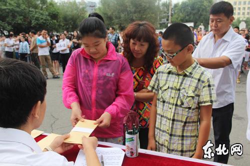 哈爾濱中小學(xué)抽簽定老師 攝像機(jī)跟拍家長手抖