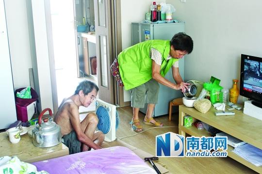 居民徐阿姨去看望何譚送老人，并送去熱湯