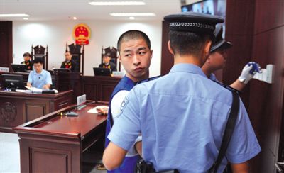 宣判后，馬凱被帶出法庭時(shí)，沖著旁聽(tīng)席上的姐姐喊道：“照顧好媽”。