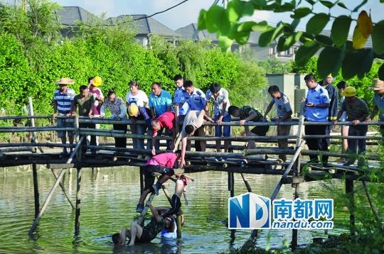 救援人員合力打撈起落水女孩，后經(jīng)醫(yī)護(hù)人員確認(rèn)已經(jīng)死亡。受訪者供圖