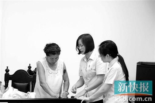 白春榮簽領(lǐng)國家賠償款。通訊員供圖