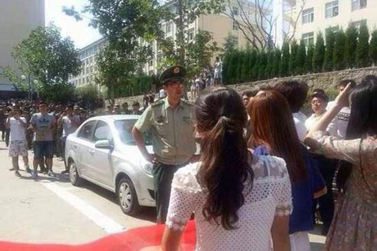 青島黃海學(xué)院，數(shù)千學(xué)生在校內(nèi)游行抗議