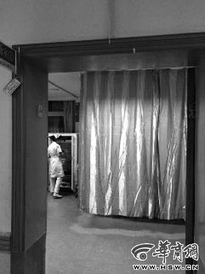 昨晚9時(shí)許，急診室簾后，6歲的小女孩靜靜地躺著 記者 卿榮波 攝