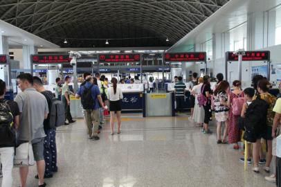 成都市民排隊準備出境。