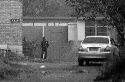 回訪今天上午，小李被困的院子大門緊閉，有人在門口望風(fēng)