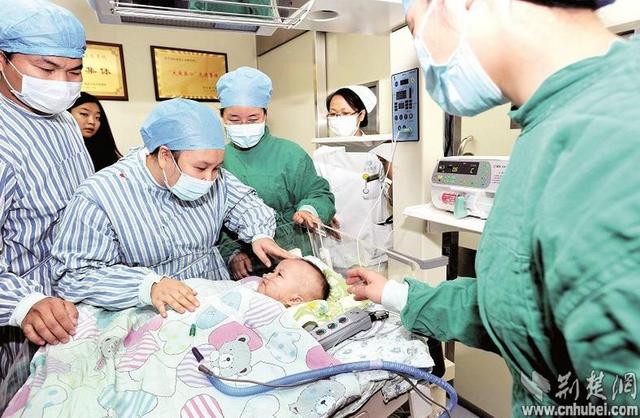 圖為：成功進(jìn)行心臟移植手術(shù)后，小患者平安度過術(shù)后危險期，14日轉(zhuǎn)入普通隔離病房 （攝影 魏錸）