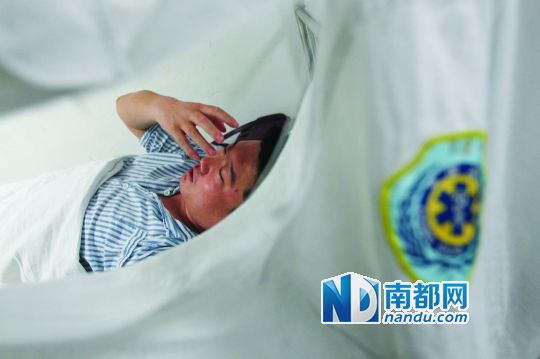 19日，北大深圳醫(yī)院，透過被撕破的工作服，急診科醫(yī)護人員申洪濤身體多處被醉酒男子抓傷。