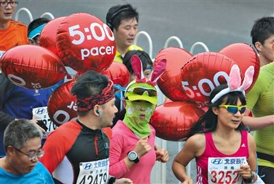 身上綁著氣球的參賽者在參加比賽。