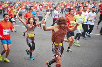 “原始人”打扮的參賽者向觀眾揮手。