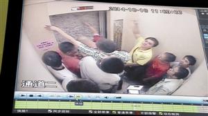 被困人員輪流砸墻進行自救。